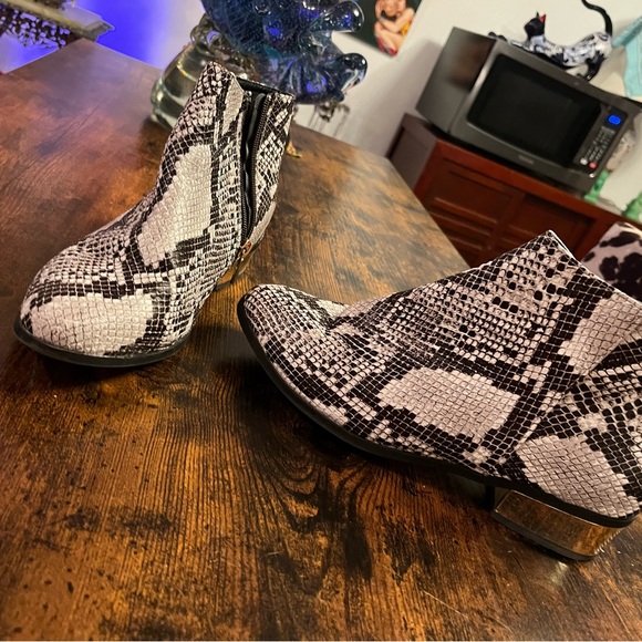 Faux snakeskin booties - Picture 5 of 11